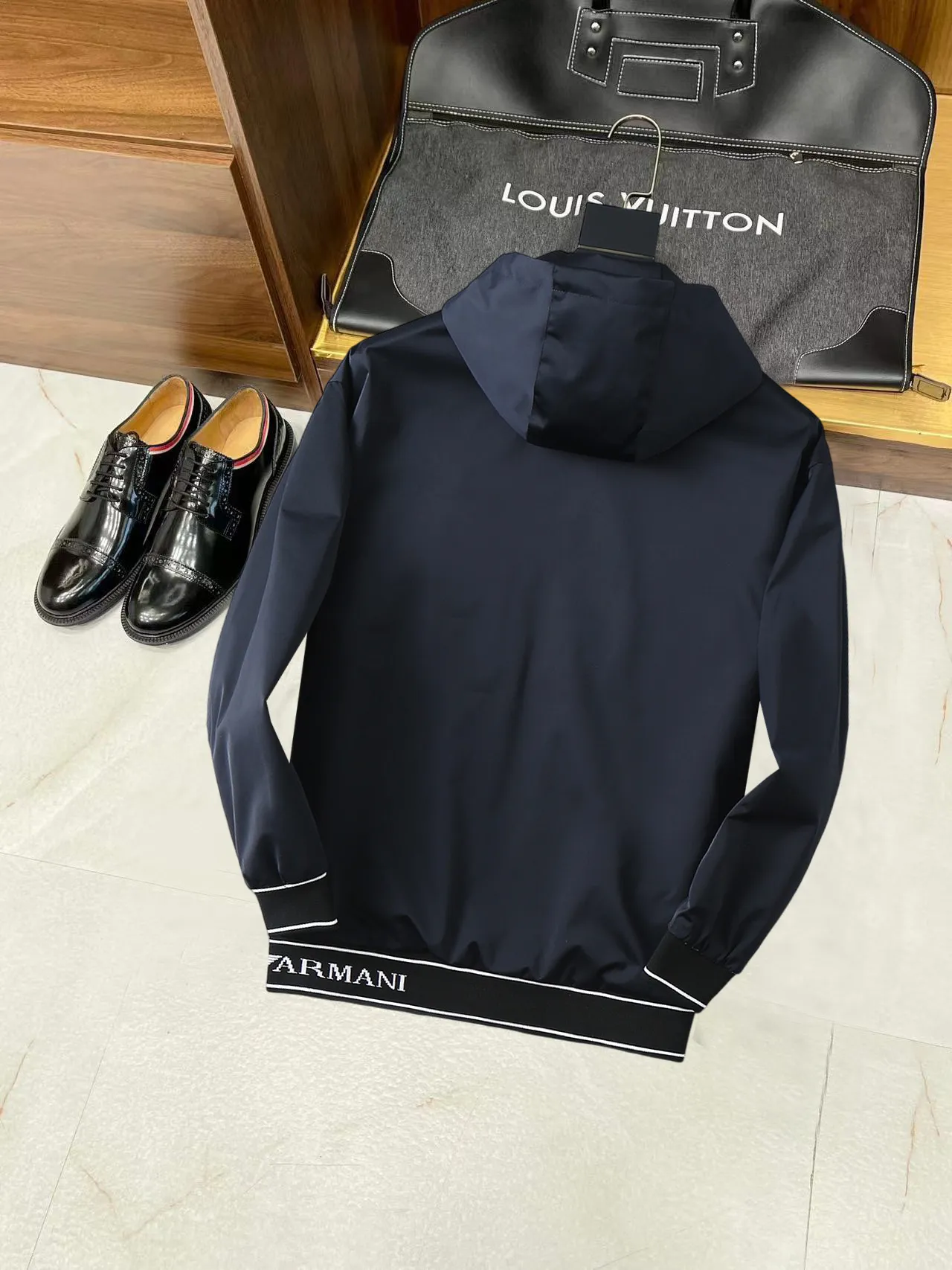 Armani official website Same Style, complete with three labels, on sale in advance. 2026 Autumn and Winter New Arrival men's jacket, Original with complete three labels, Premium version. Custom-made fabrics at the counter. Breathable, high comfort, impeccable details, brand element design concept, reflecting high quality. It feels delicate and soft, presents a casual cut, and has a great upper body shape. Sizes: M～3XL,
